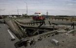 Un pont endommagé dans les environs de Kiev, le 8 avril 2022 en Ukraine