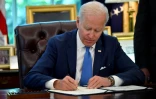 Le président américain Joe Biden signant l'Ukraine Democracy Defense Lend-Lease Act, à Washington, le 9 mai 2022