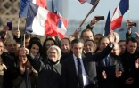 Le candidat à l'élection présidentielle, François Fillon et sa femme Penelope (C) lors d'un rassemblement LR le 5 mars 2017 Place du Trocadéro, à Paris