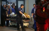 Une victime de l'incendie est transportée aux urgences à Bucarest le 31 octobre 2015
