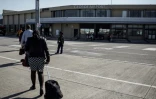 Des passagers à l'aéroport de George, en Afrique du Sud, le 26 septembre 2016
