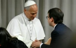 Christopher Olah, le cofondateur d'Anthropic; à droite, salue le pape Léon XIV lors de sa présentation de la première encyclique jamais consacrée à l'IA, "Magnifica humanitas", au Vatican le 25 mai 2026
