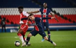 Aurélien Tchouaméni, à la lutte avec le milieu du PSG Marco Verratti au Parc des Princes, le 21 février 2021, est pisté par le club de la capitale 