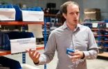 Alban Régnier, cofondateur et président de VoltR, s'adresse aux journalistes lors d'une visite à l'usine VoltR à Verrières-en-Anjou, le 10 juin 2025 en Maine-et-Loire