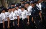 Des policiers pendant une minute en hommage à Jean-Baptiste Salvaing et essica Schneider, le 15 juin 2016 à Marseille