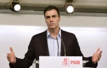Le secrétaire général du PSOE, Pedro Sanchez, donne une conférence de presse après l'annonce de sa démission, le 1er octobre 2016 au siège du parti à Madrid