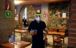 Un serveur dans un restaurant de Mexico, le 3 juillet 2020
