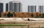 Une photo prise le 12 juin 2025 de l'autre côté  du fleuve Tigre à Bagdad montre le complexe de l'ambassade des Etats-Unis