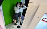 Des adolescentes japonaises se prennent en photo dans un "purikura", le 21 juillet 2020 à Tokyo