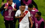 Le milieu péruvien Christian Cueva consolé par Paolo Guerrero et leurs coéquipiers, après un penalty raté contre le Danemark, le 16 juin 2018 à Saransk 