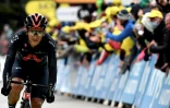 L'Equatorien Richard Carapaz franchit la ligne de la 9e étape du Tour de France, le 4 juillet 2021 à Tignes