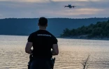 Un gendarme fait évoluer un drone lors d'une opération de prévention contre les bivouacs illégaux susceptibles de provoquer un départ de feu, le 8 août 2026 autour du lac de Sainte-Croix, aux portes des Gorges du Verdon
