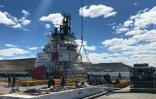 Un navire affrété par l'US Navy attend d'appareiller avec à son bord du matériel de sauvetage susceptible d'être utilisé en eau profonde pour participer aux recherches du sous-marin argentin San Juan, le 22 novembre 2017 à Comodoro Rivadiva, en Argentine