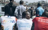 Un homme (c) porte un t-shirt "Gouverner autrement le Nord-Kivu" lors d'un rassemblement au "stade de l'unité" à Goma, le 6 février 2025 en RDC