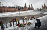 Mémorial improvisé, le 27 février 2023 sur le pont de Moscou, face au Kremlin, où a été assassiné l'opposant Boris Nemtsov le 27 février 2015