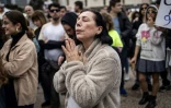 Une foule d'Israéliens rassemblés sur la place des otages à Tel-Aviv célèbrent la libération de quatre soldates israéliennes otages remises à la Croix-Rouge à Gaza, le 25 janvier 2025   