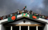 Des manifestants prennent d'assaut le palais de la Première ministre Sheikh Hasina, le 5 août 2024 à Dacca, au Bangladesh