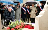 La maire de Paris Anne Hidalgo (C) se recueille devant la tombe du général de Gaulle le 9 novembre 2016 à Colombey-les-deux-Eglises