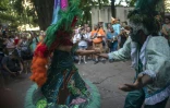 Des participants à la "Loucura Suburbana" (Folie Suburbaine) dansent dans la rue, le 20 février 2020 à Rio de Janeiro
