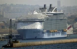 Le plus grand paquebot de croisière du monde, l'Harmony of the Seas amarré dans le port de Marseille, le 13 septembre 2016