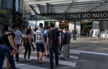 File d'attente devant un centre commercial de Sao Paulo, le 11 juin 2020
