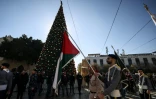 Des Scouts défilent lors des célébrations de la veille de Noël sur la place de la Mangeoire, devant l'église de la Nativité à Bethléem, en Cisjordanie occupée, le 24 décembre 2025