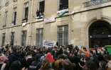 Des manifestants pro-palestiniens Ă Sciences Po Paris, le 26 avril 2024