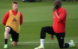 Kevin De Bruyne (g) et Romelu Lukaku à l'entraînement de l'équipe de Belgique, le 5 octobre 2021 à Tubize 