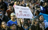 Un manifestant tient une pancarte avec l'inscription "Sans université, il n'y a pas d'avenir" lors d'une manifestation contre l'ajustement budgétaire des universités publiques à Buenos Aires le 23 avril 2024