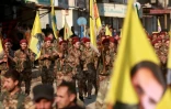 Des membres la milice kurde des Unités de protection du peuple (YPG) manifestent à Al-Muabbadah, le 24 février 2018, dénonçant l'opération militaire turque dans cette enclave kurde au nord-ouest d'Afrin en Syrie