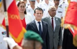 Manuel Valls (au centre) lors d'une cérémonie à la Croix de Lorraine à Nouméa le 22 février 2025