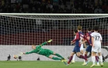 Le gardien de Barcelone Marc-Andre ter Stegen ne peut rien sur le tir de Vitinha, qui marque le deuxiĂšme but du Paris SG mardi Ă Barcelone en quart de finale de la Ligue des champions.