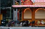 Des chaises vides, des couvertures abandonnées et des débris sur un marché de Noël fermé, où une voiture a foncé dans la foule la veille au soir, le 21 décembre 2024 à Magdebourg, dans l'est de l'Allemagne