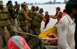 L'armée pakistanaise et des secouristes évacuent en bateau les habitants après après la crue des eaux du fleuve Ravi à Lahore, le 29 août 2025 au Pakistan