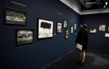 Une journaliste visite l'exposition Brassaï au centre Georges-Pompidou à Paris le 7 novemvre 2016