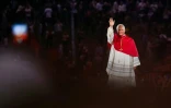 Le pape Léon XIV salue la foule en quittant le Stade de France, à Saint-Denis, en banlieue parisienne, le 25 septembre 2026, à l'issue d'une veillée de prière avec des jeunes, dans le cadre de sa visite de quatre jours en France
