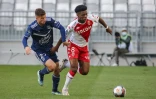 Le milieu de terrain monégasque Aurélien Tchouaméni déborde le défenseur bordelais Tom Lacoux, lors de la 33e journée de Ligue 1, le 18 avril 2021 au Stade Matmut Atlantique à Bordeaux