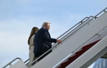 Le président américain Donald Trump et son épouse Melania montent à bord d'Air Force One pour se rendre à Rome, le 25 avril 2025 à la Base Andrews, dans le Maryland