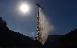 Un hélicoptère largue de l'eau sur une colline de Keenbrook, en Californie, aux Etats-Unis, le 18 août 2016