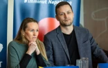 Les politiciens du parti groenlandais Demokraatit, Anna Wangenheim (à gauche) et Jens Frederik Nielsen lors d'une réunion politique multipartite à l'université de Nuuk, au Groenland, le 6 mars 2025