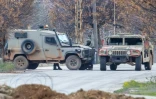 Des véhicules blindés israéliens sur un barrage routier à Borj El Mlouk, dans le sud du Liban, où l'armée israélienne a procédé à des tirs meurtriers pour empêcher des habitants déplacés de rentrer chez eux près de la frontière avec Israël, le 26 janvier 2025