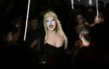 La drag queen Florence Konstantina Delight sur la scène dans l'une des boîtes de nuit LGBT+ d'Istanbul, le 1er novembre 2025 en Turquie