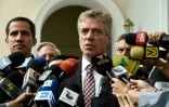 L'ambassadeur d'Allemagne à Caracas Daniel Kriener s'exprime devant la presse à Caracas le 19 février 2019 après une rencontre avec l'opposant Juan Guaido (G)
