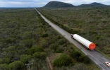 Un camion transporte une pièce d'éolienne pour le complexe de Canudos, dans l'Etat de Bahia, le 5 mai 2023 au Brésil