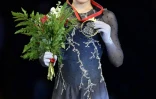 La Japonaise Rika Kihira pose avec sa médallle après avoir remporté l'épreuve individuelle de la finale du Grand Prix de patinage artistique, le 8 décembre 2018 à Vancouver
