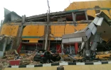 Photo prise le 29 septembre 2018 d'un bâtiment qui s'est effondré à Palu, sur l'île indonésienne des Célèbes à la suite d'un fort séisme.  