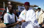 Le Nigérien Rabé Hassaou, vainqueur du premier Marathon du Niger, est félicité le 2 décembre 201 à Agadez.