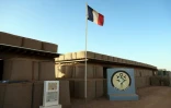 Le drapeau français et le logo de la force spéciale Takuba à la base de Menaka, le 7 décembre 2021 au Mali