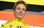 Pauline Ferrand-Prévot en jaune sur le podium final du Tour de France le 3 août 2025 à Châtel (Haute-Savoie). A 33 ans, la Française ajoute une ligne prestigieuse de plus à son exceptionnel palmarès
