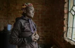 Josephine Ngoya, la mère d'Erastus Mundia, chez elle à Nabemo au Kenya, le 27 février 2026